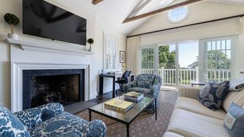 Smart TV, fireplace, music library, stereo