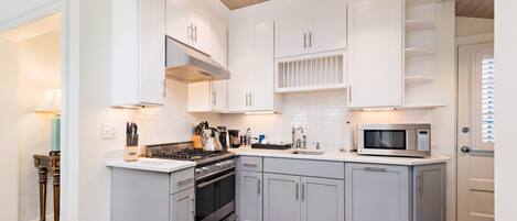 Een koelkast, een microgolfoven, een oven, een kookplaat