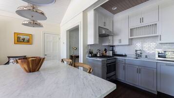 Kylskåp, mikrovågsugn, ugn och spishäll