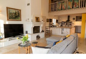 Televisión y chimenea 