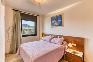 3 habitaciones, tabla de planchar con plancha, wifi y ropa de cama 