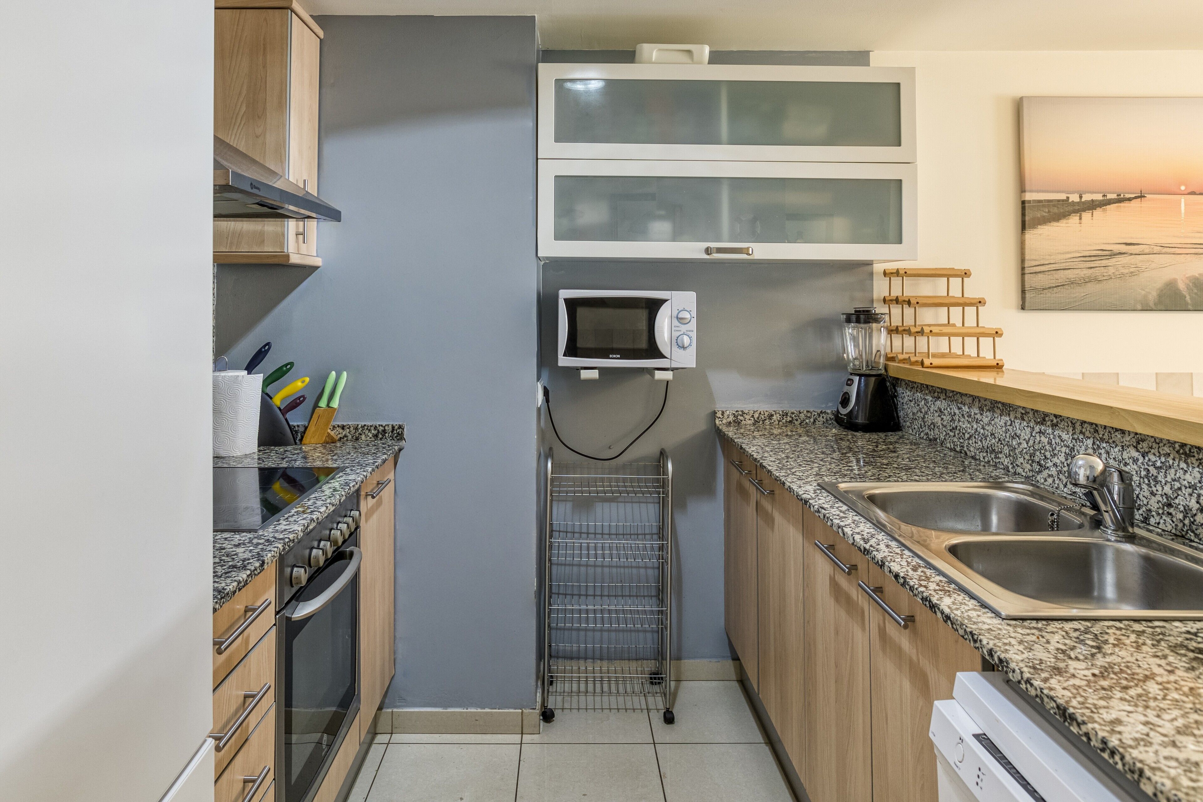 Kylskåp, mikrovågsugn, ugn och spishäll