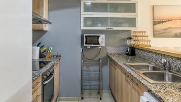 KylskÄp, mikrovÄgsugn, ugn och spishÀll