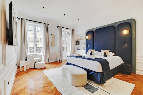 4 bedrooms, iron/ironing board, internet, bed sheets