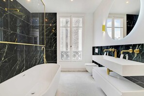 Dusche, Haartrockner, Handtücher, Seife