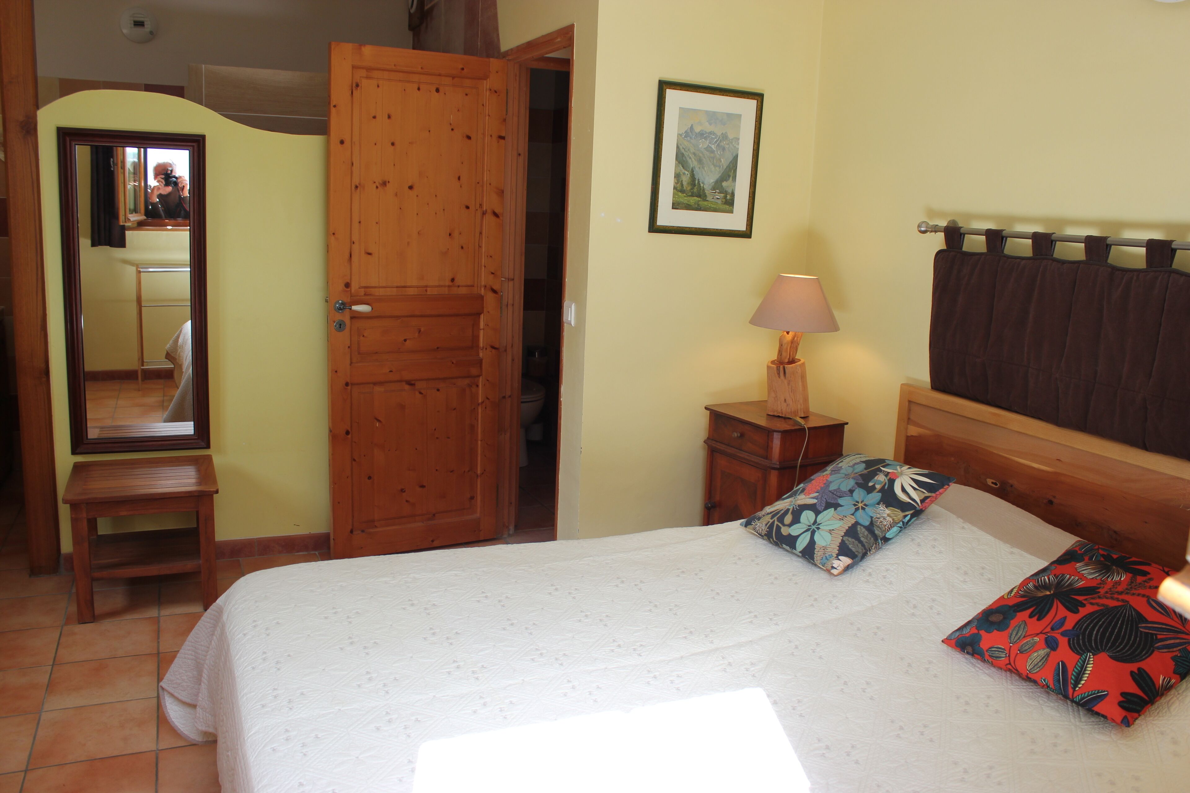 2 bedrooms, desk, iron/ironing board, travel crib