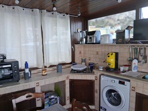 Frigorifero, microonde, forno, piano cottura