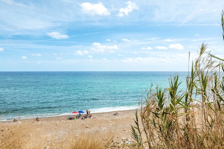 On the beach. Holiday Home 'Casa Giovy Big' with Sea View, Wi-Fi and Air Conditioning