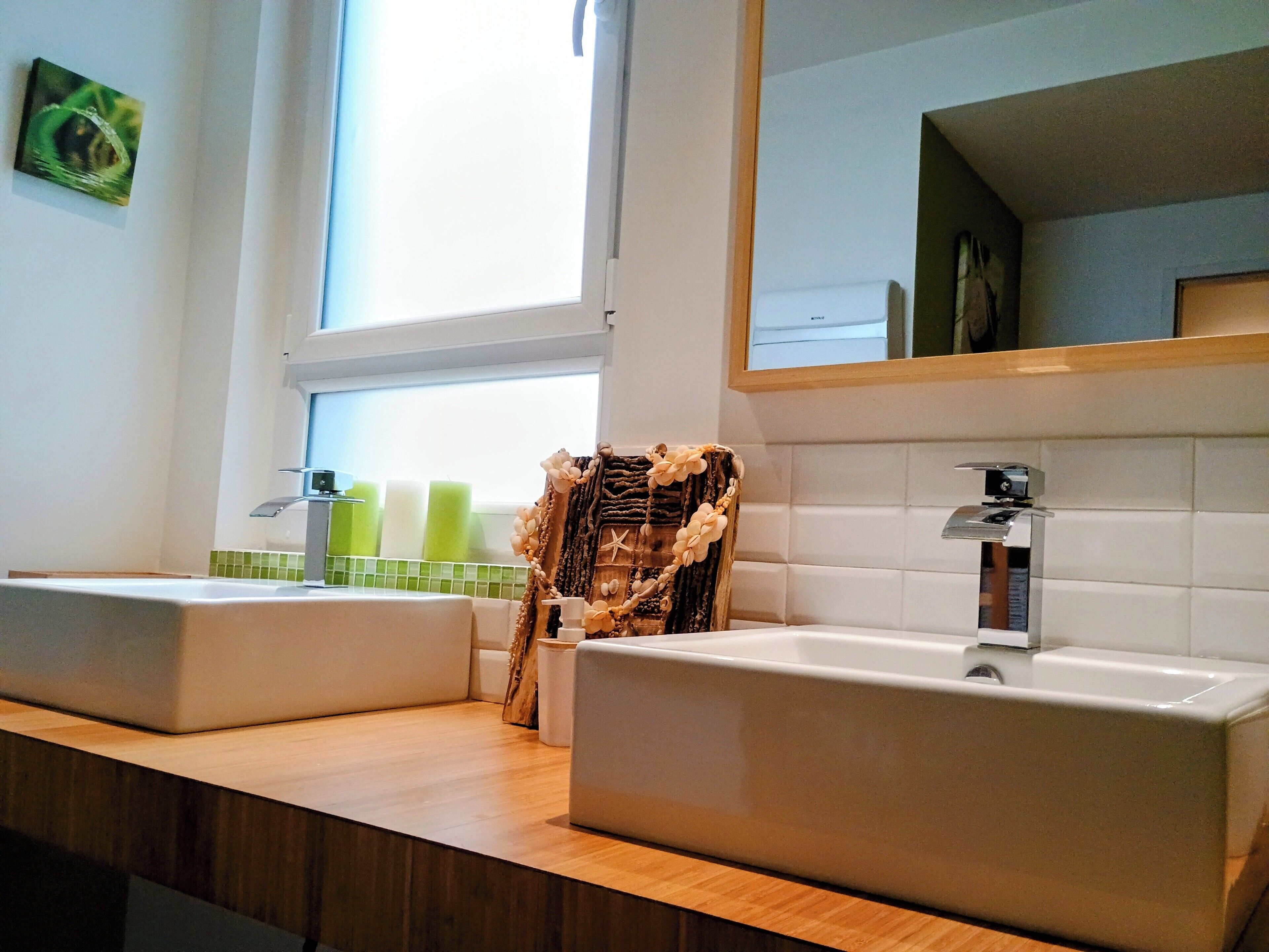 Suihku, ilmaiset hygieniatuotteet, hiustenkuivaaja, kylpytakit