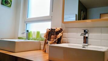 Suihku, ilmaiset hygieniatuotteet, hiustenkuivaaja, kylpytakit