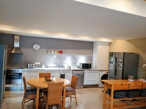 Microondas, horno, parrilla de estufa y lavavajillas 