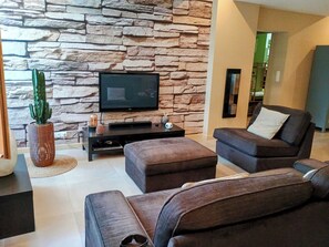 TV - L'Isle Contemporaine - Spacious 74 M2 Clim Parking Downtown 2 bedrooms (L'Isle-sur-la-Sorgue)