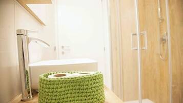 Chuveiro, secador de cabelo, bidê, toalhas de banho