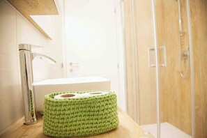 Chuveiro, produtos de toalete grátis, secador de cabelo, bidê