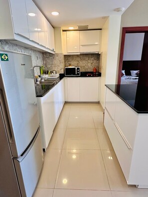 Microondas, horno, placa de cocina