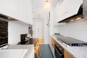 Fridge, oven, stovetop, dishwasher