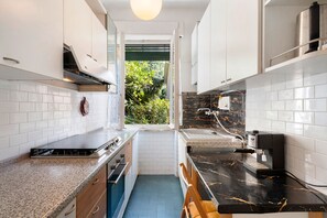 Fridge, oven, stovetop, dishwasher