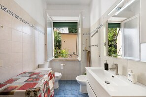 Shower, free toiletries, hair dryer, towels