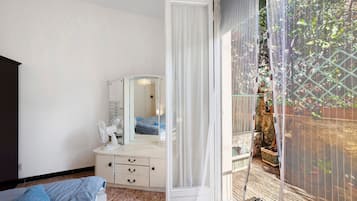 2 slaapkamers, een bureau, een strijkplank/strijkijzer, wifi