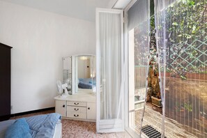 2 bedrooms, desk, iron/ironing board, WiFi