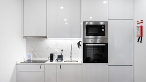 コーヒー / ティーメーカー、冷蔵庫、電子レンジ、オーブン