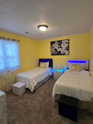 2 bedrooms, iron/ironing board, WiFi, bed sheets - Charming 2-bedroom townhome in welcoming Raleigh with AC (Raleigh)