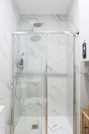 Dusche, Haartrockner, Handtücher, Seife
