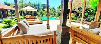 Private, tropical garden, authentic wooden house
