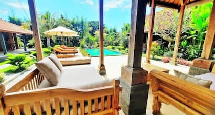 Private, tropical garden, authentic wooden house