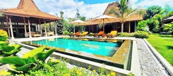 Private, tropical garden, authentic wooden house