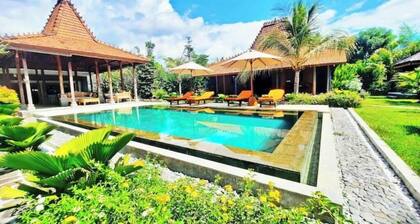 Private, tropical garden, authentic wooden house