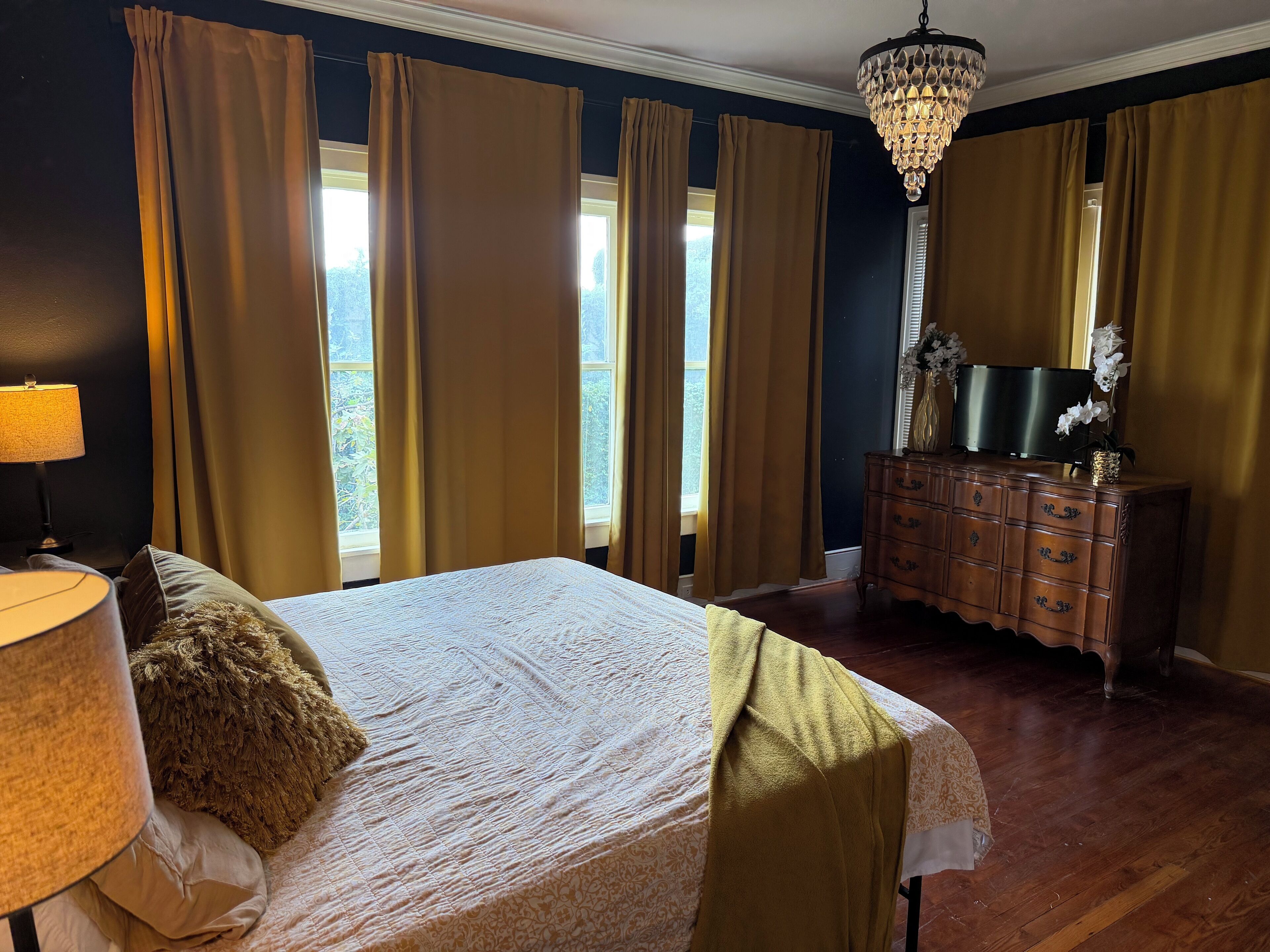 4 bedrooms, iron/ironing board, WiFi, bed sheets