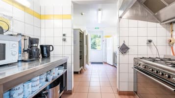 Fridge, microwave, oven, coffee/tea maker