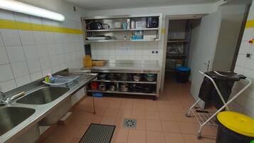 Kylskåp, mikrovågsugn, ugn och kaffe- och tebryggare