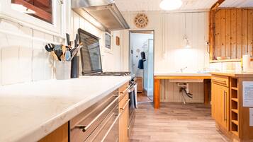 Réfrigérateur, micro-ondes, four, cafetiÚre/bouilloire