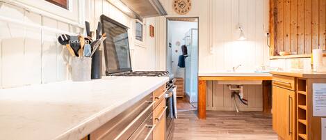 Réfrigérateur, four à micro-ondes, un four, cafetiÚre-théiÚre