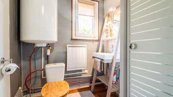 Douche, sèche-cheveux, serviettes fournies