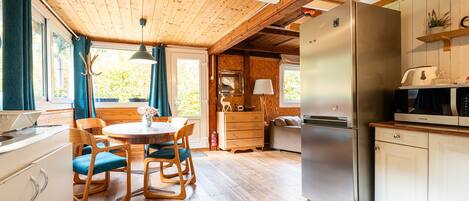 Réfrigérateur, four à micro-ondes, un four, cafetiÚre-théiÚre