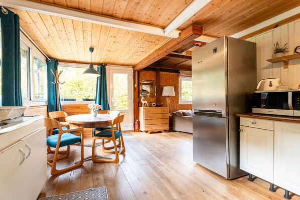 Fridge, microwave, oven, coffee/tea maker