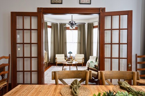 4 Blocks to Beach! 5 mins to Strand & Cruise Port w King Bed • Historic