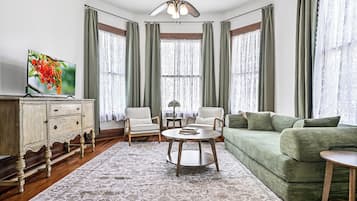 Smart-TV, Bücher, Stereoanlage