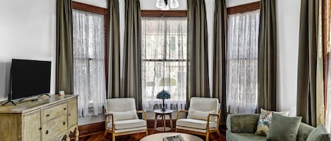 Televisor intel·ligent, llibres i estèreo