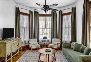 Téléviseur connecté, livres, chaîne audio