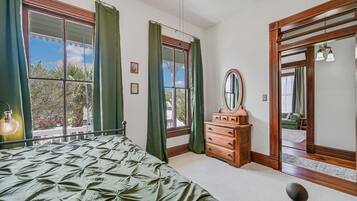 2 bedrooms, travel cot, free WiFi, bed sheets