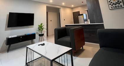 Fantastic apartment with AC in vibrant Accra