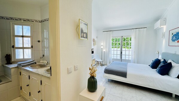 4 bedrooms, iron/ironing board, free WiFi, bed sheets