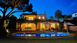 A two-story house with a swimming pool, outdoor seating, and a barbecue area. - Villa Verde | Private Pool | 9 Pax | Vilamoura (Vilamoura)