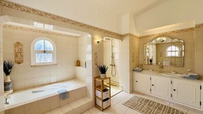Douche, séchoir à cheveux, serviettes fournies