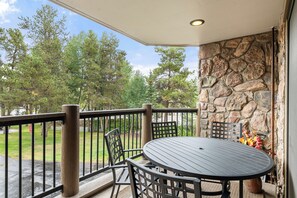 Outdoor dining - New! Corner unit in the center of town. Walk to it all! (Breckenridge)