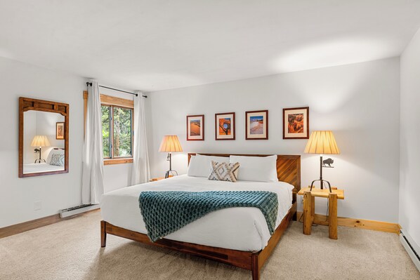 2 chambres, bureau, fer et planche à repasser, lit de bébé portatif